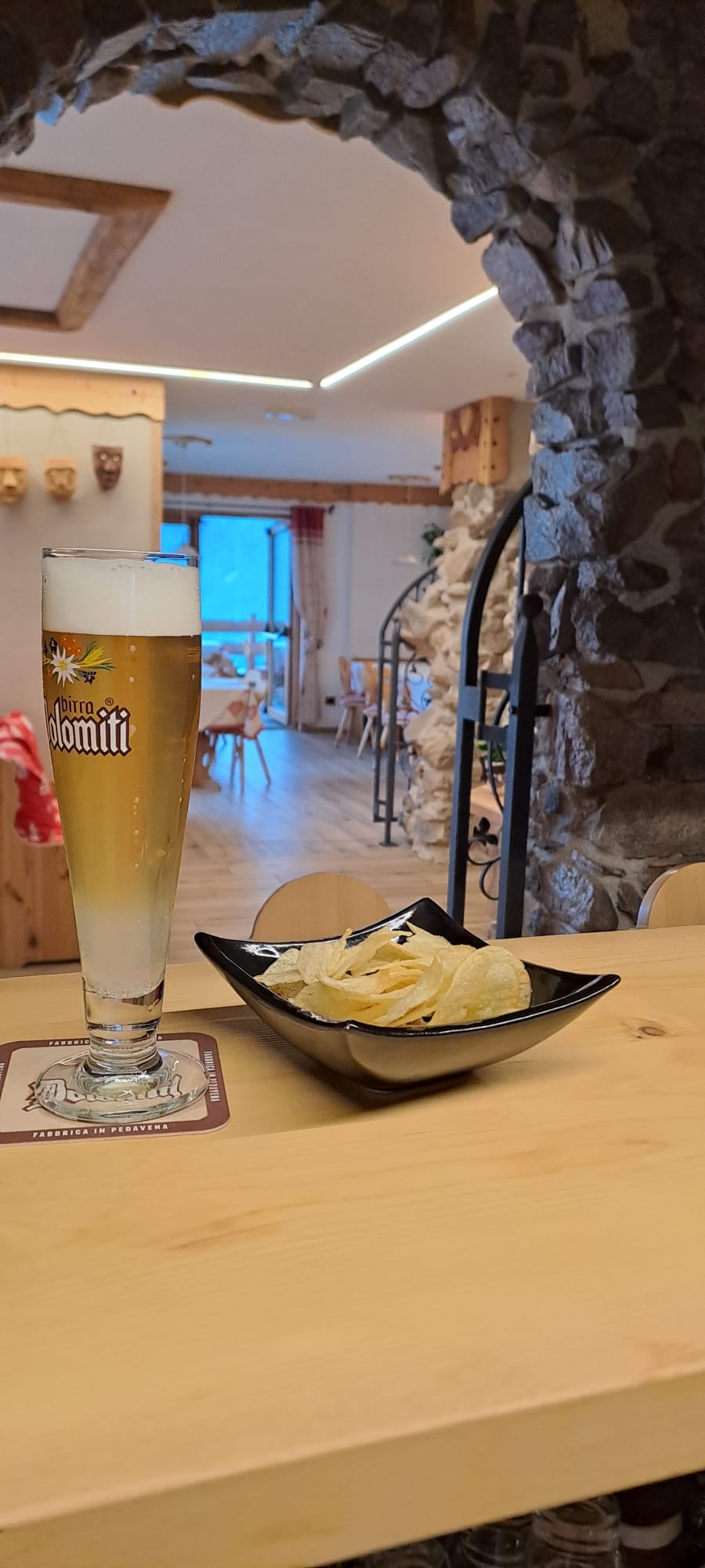 Bier an der Bar im Raum mit Steinwaenden