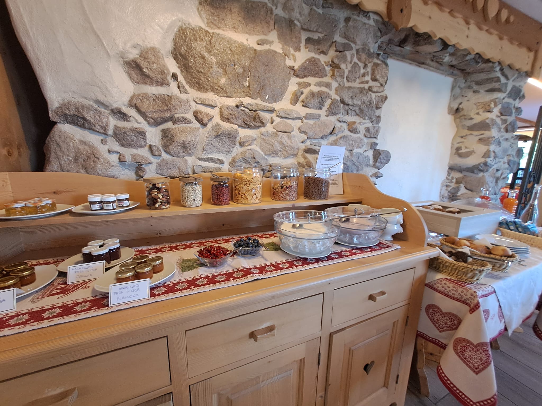 Fruehstuecksbuffet mit suessen und herzhaften Produkten