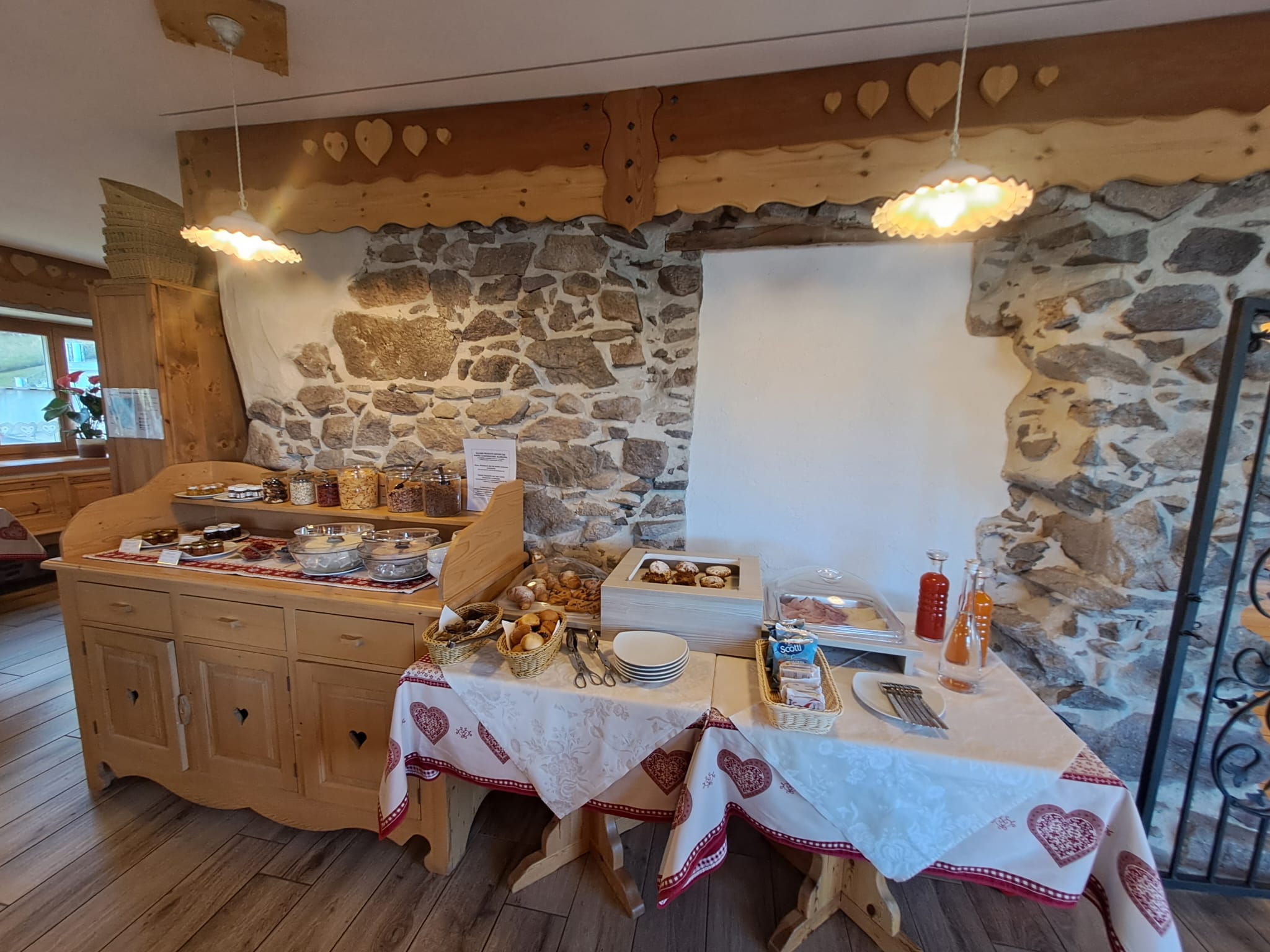 Fruehstuecksbuffet im Speiseraum mit Holz und Stein