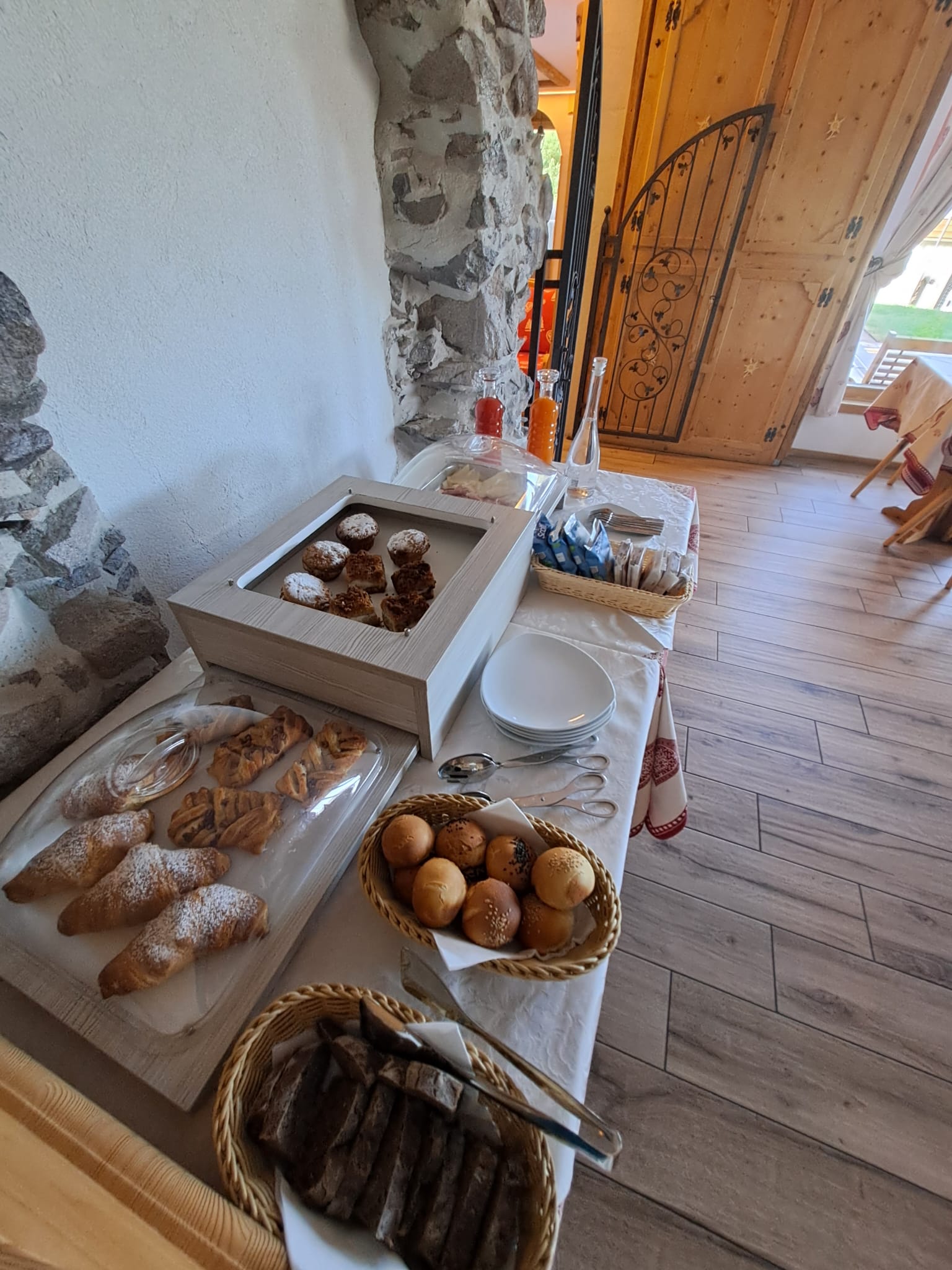 Croissants, Kuchen und herzhafte Fruehstuecksangebote
