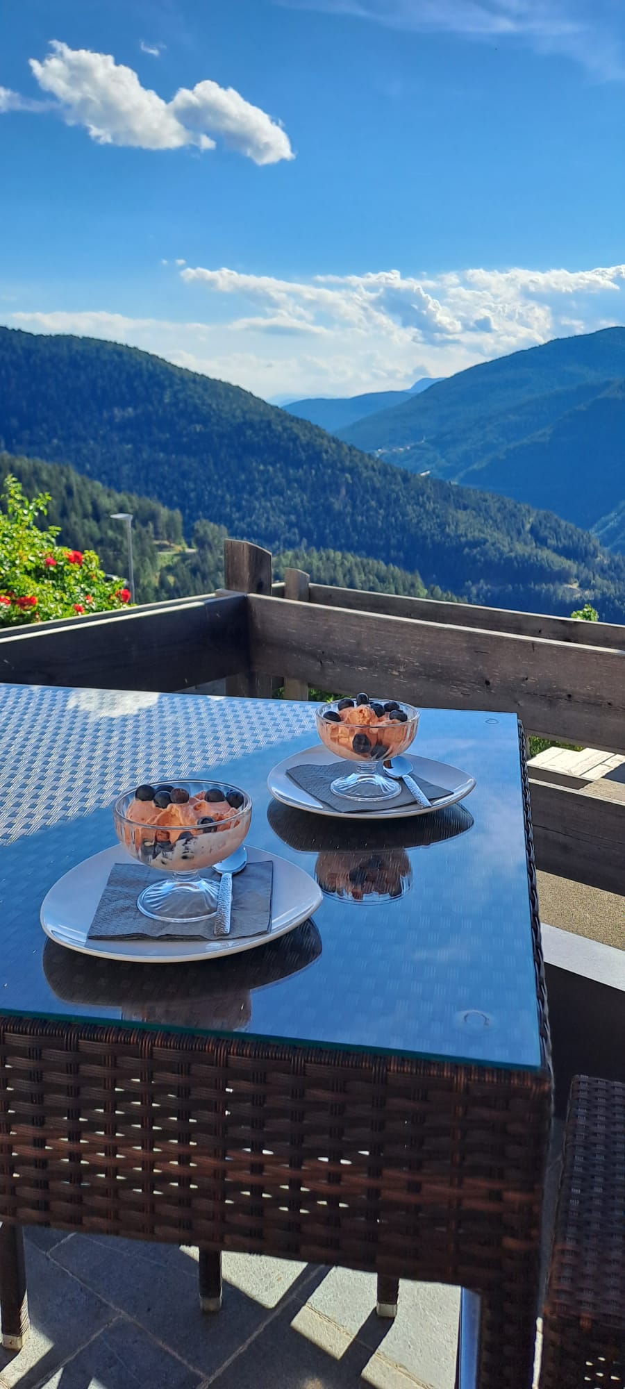 Colazione in terrazza con vista sulle montagne