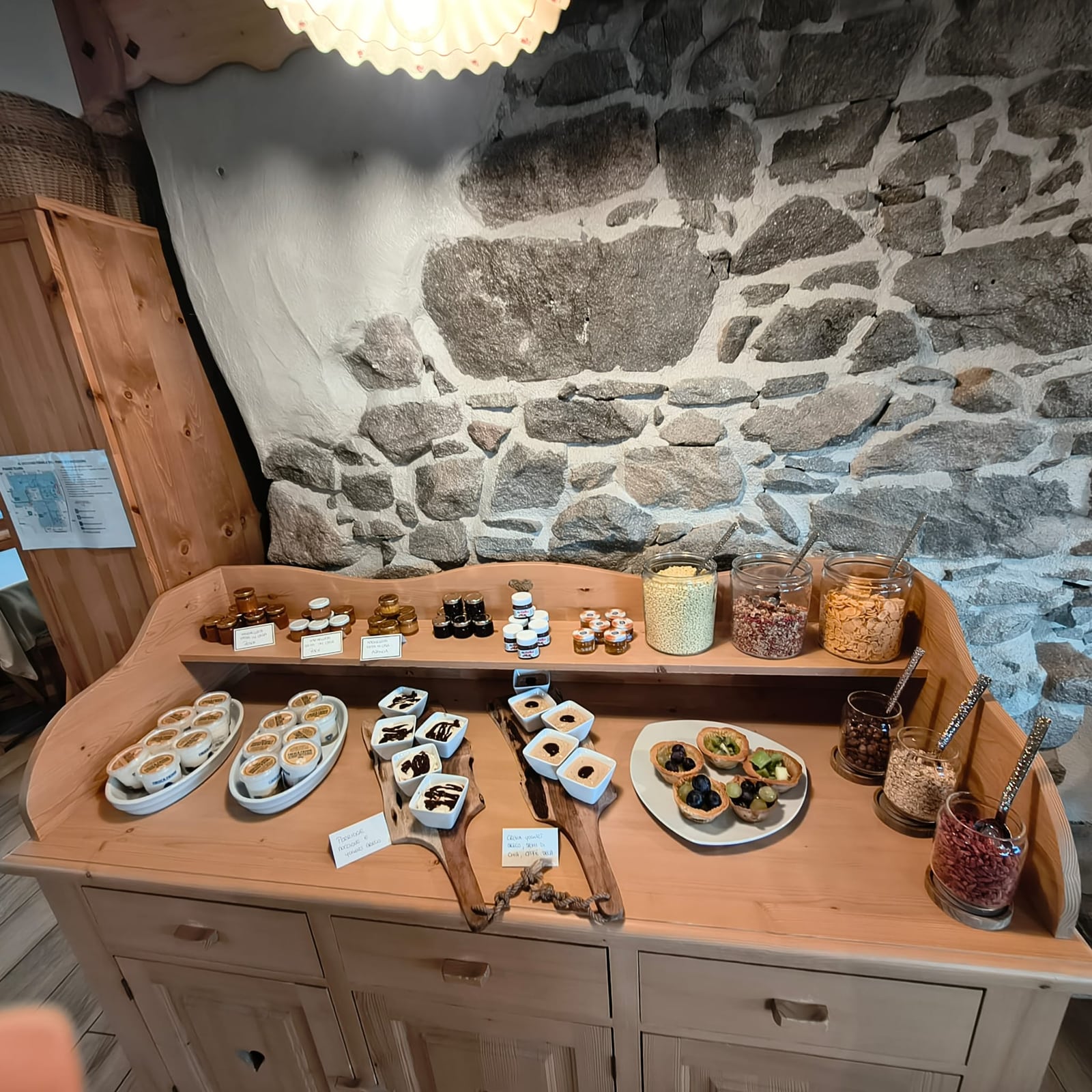 Buffet con yogurt, porridge, cereali e confetture per la colazione a Valfloriana