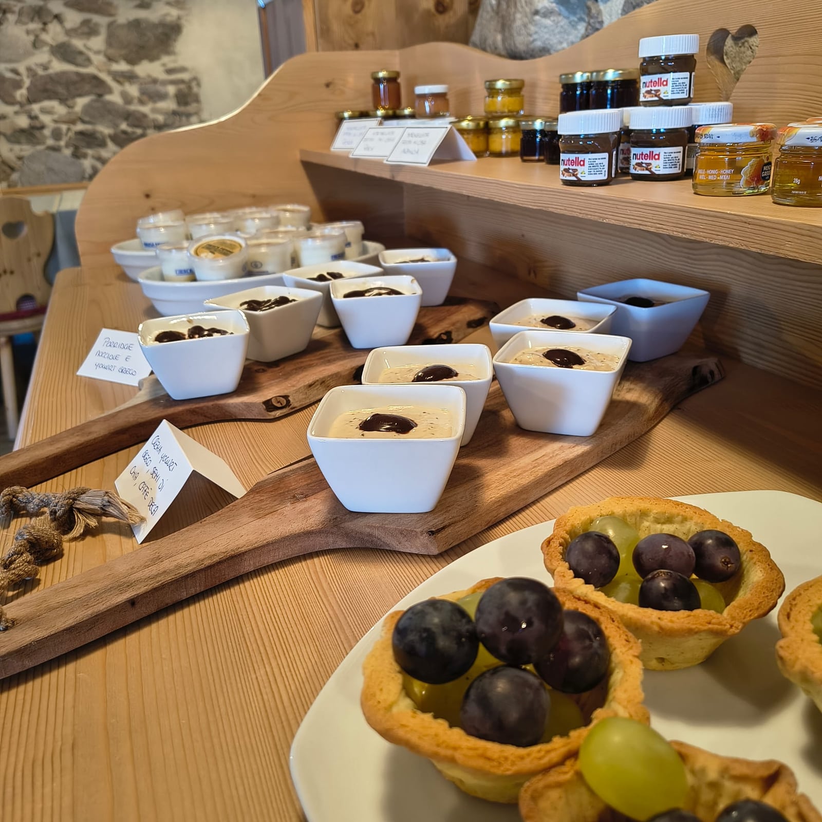 Ciotoline di porridge e yogurt con crostatine alla frutta al buffet della colazione