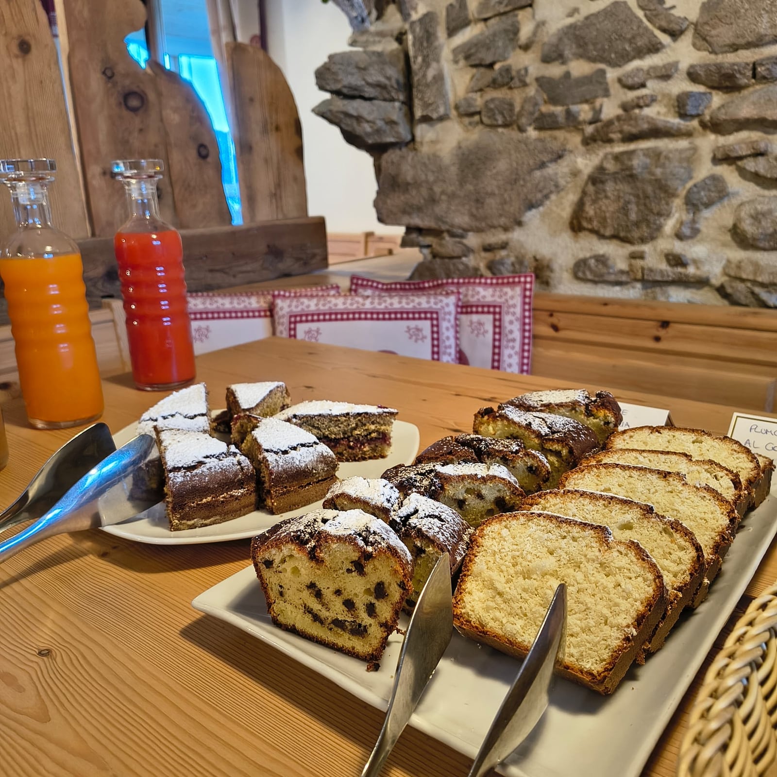 Torte e plumcake a fette con succhi di frutta al buffet di Al Vecchio Fienile
