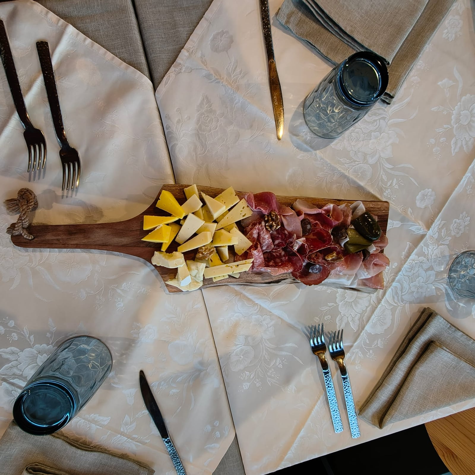 Tagliere di salumi e formaggi visto dall’alto sulla tavola di Al Vecchio Fienile