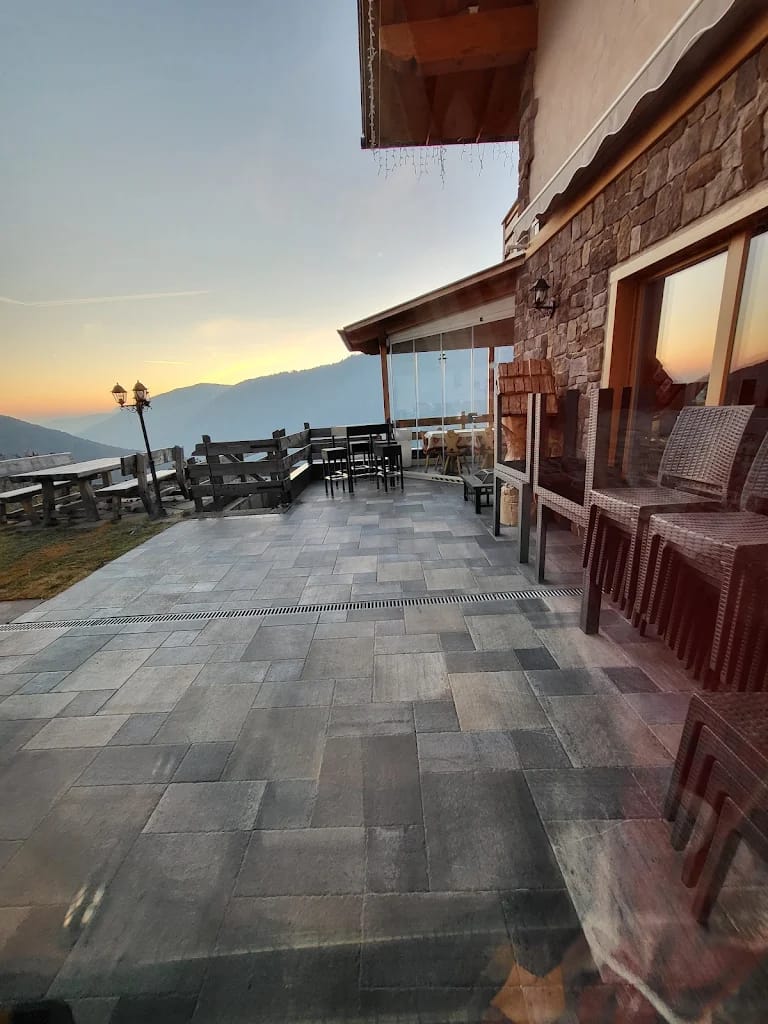 Panoramaterrasse des Restaurants bei Sonnenuntergang