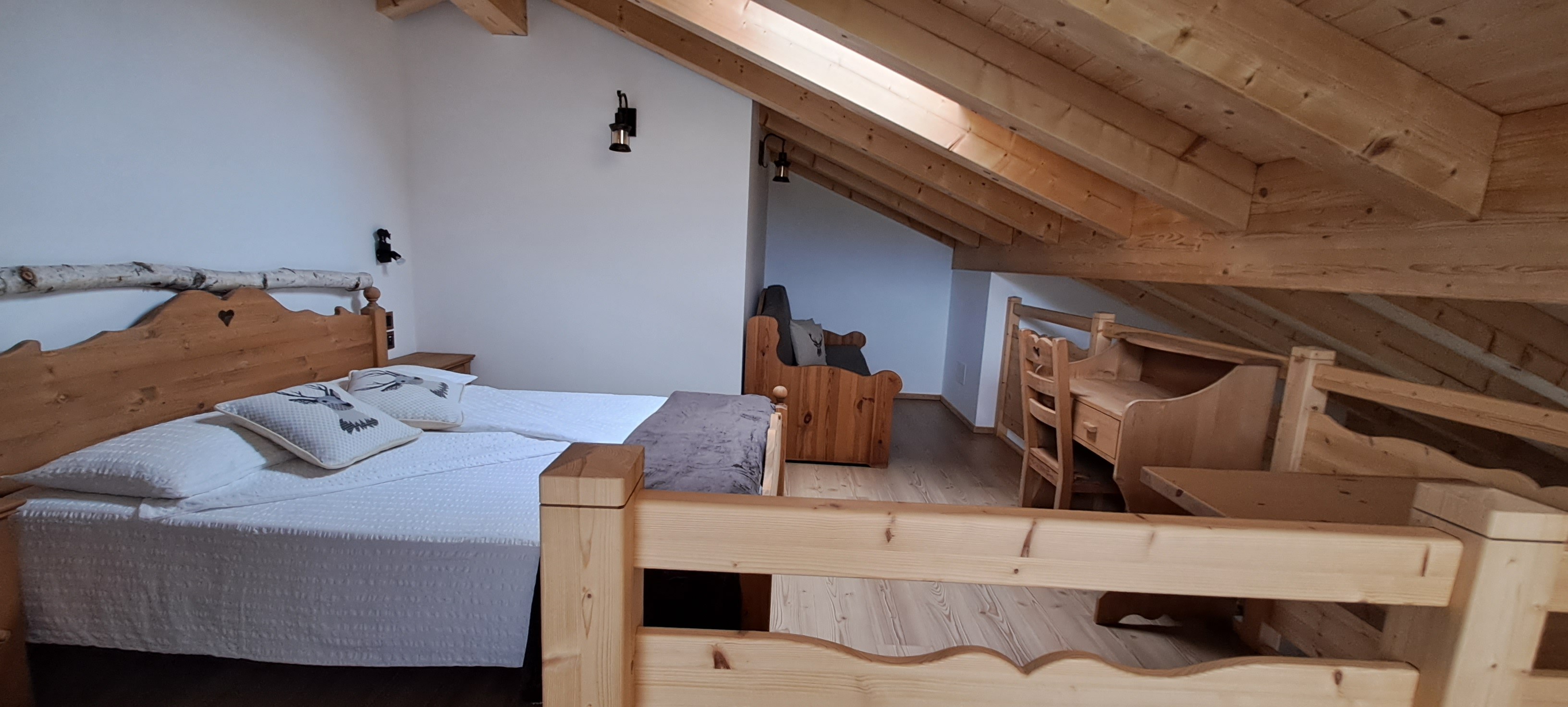 Panoramasuite mit Holzmöbeln
