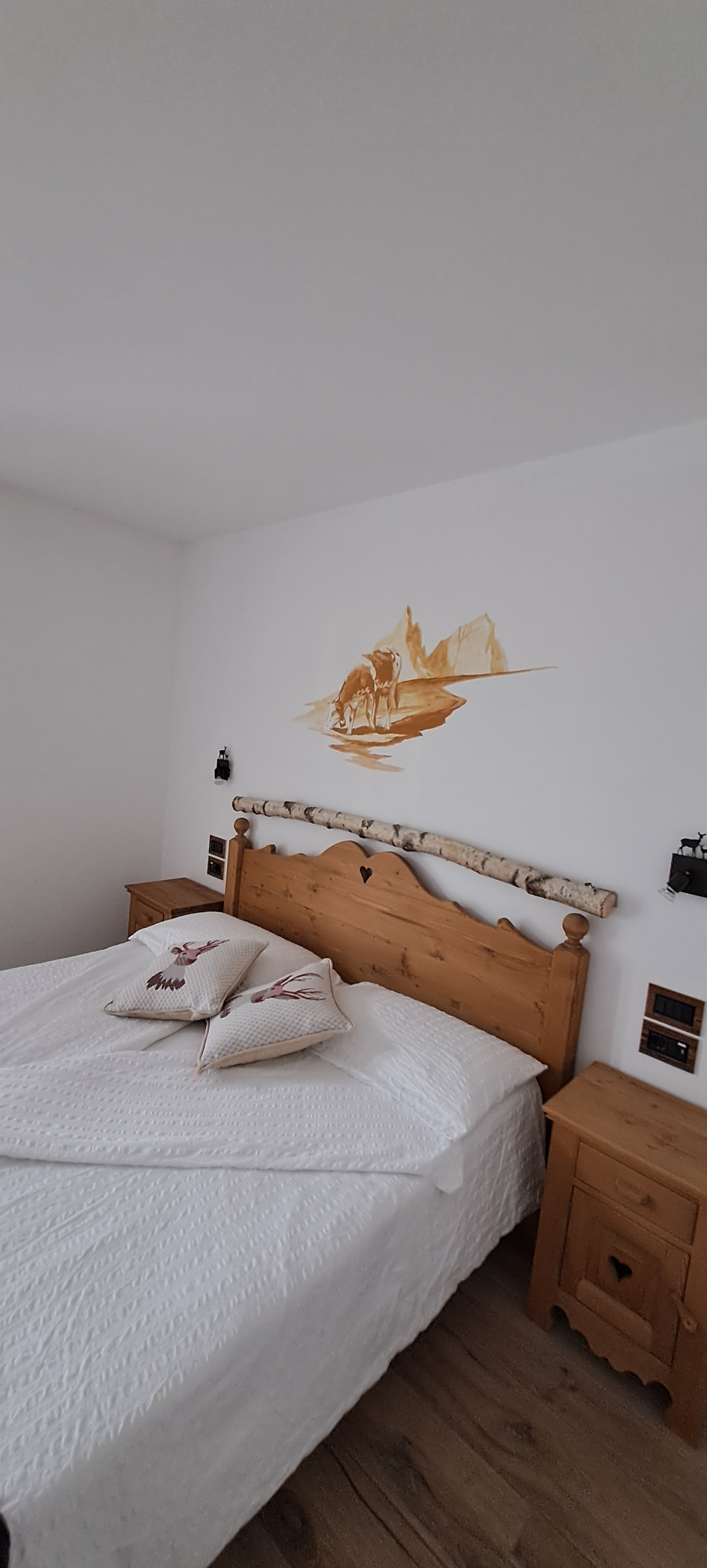 Doppelbett mit alpinen Stoffen