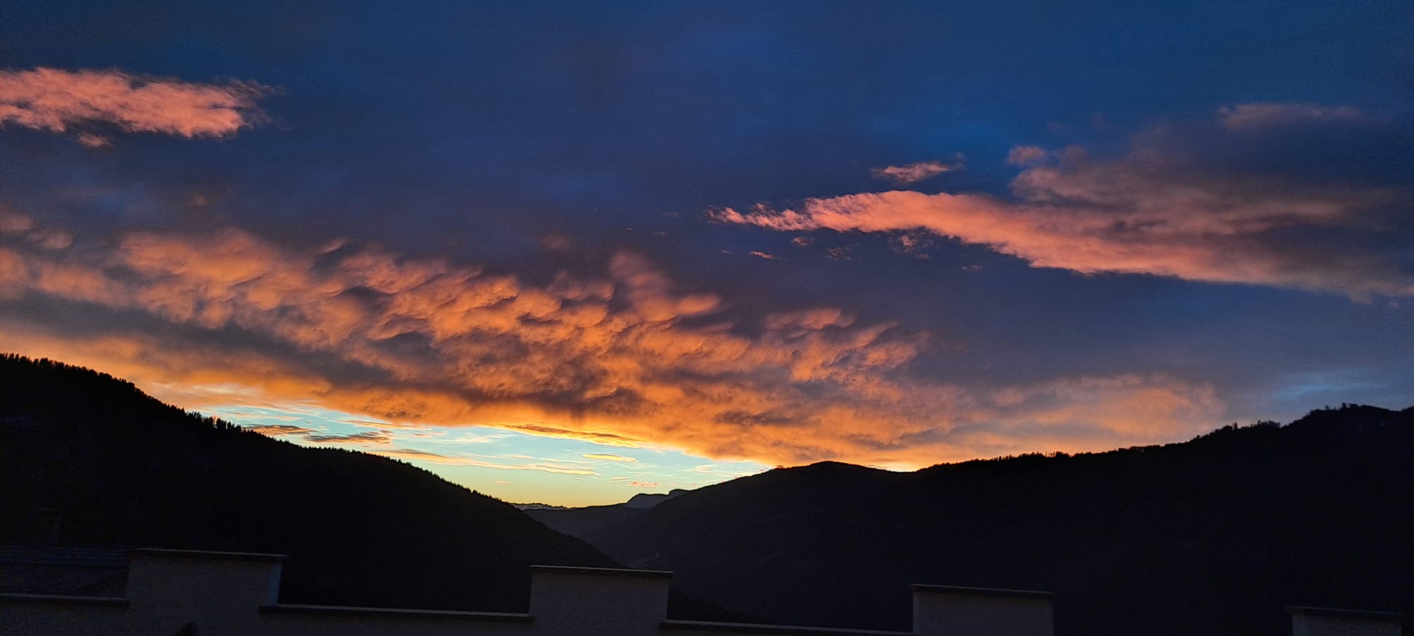Cielo al tramonto sopra le montagne