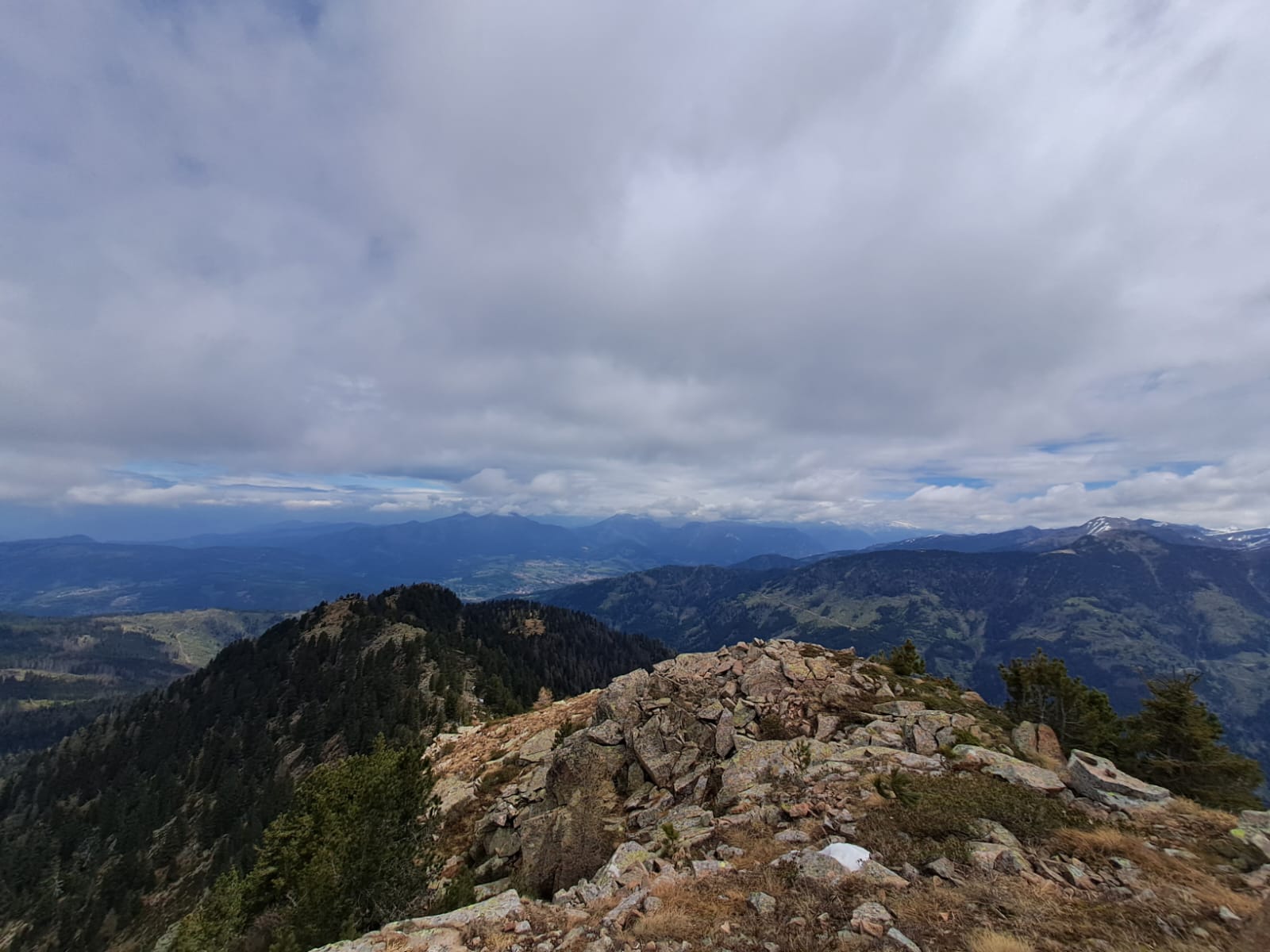 Crinale roccioso con vista sulle montagne