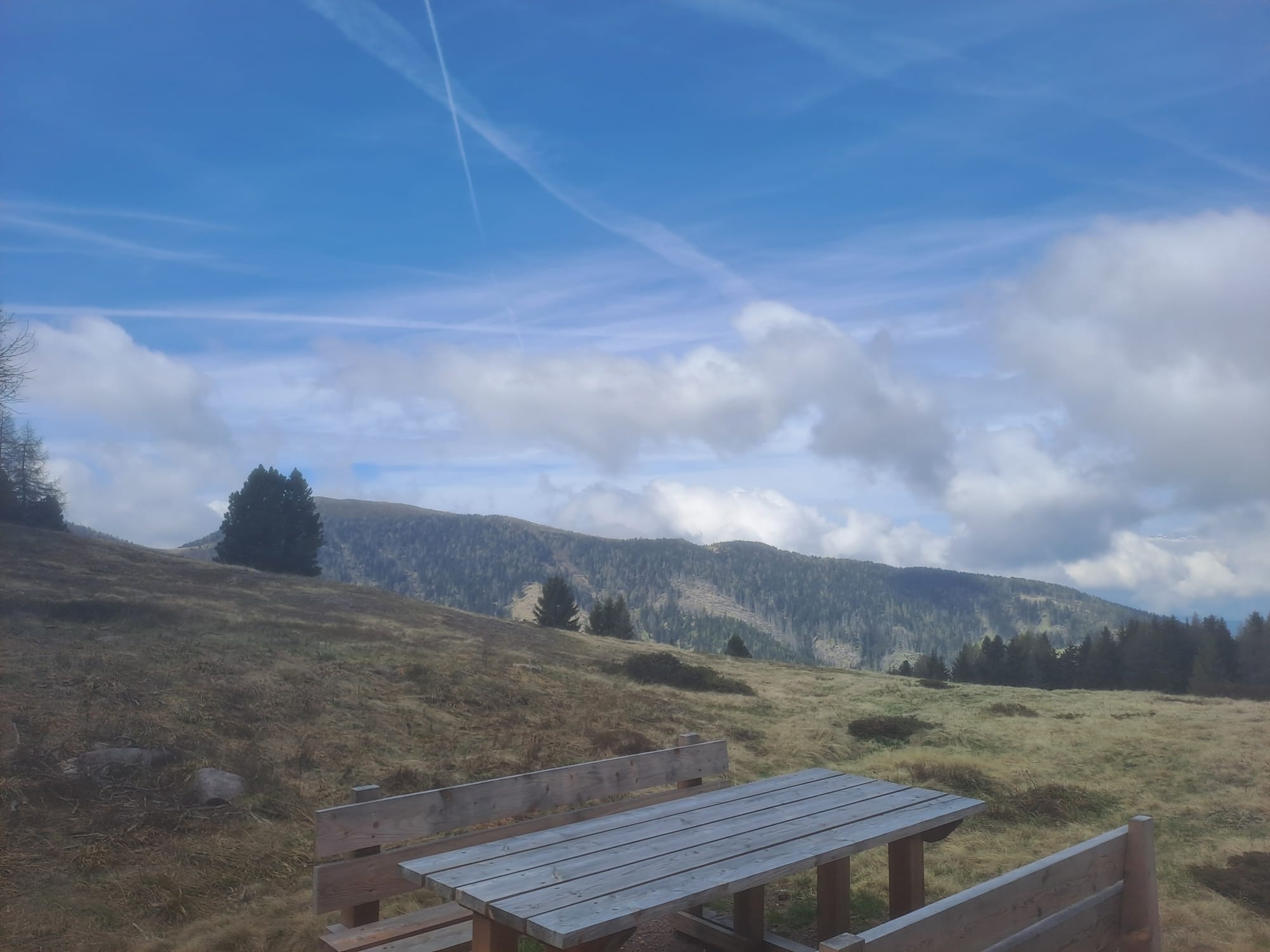 Tavolo panoramico tra prati e montagne
