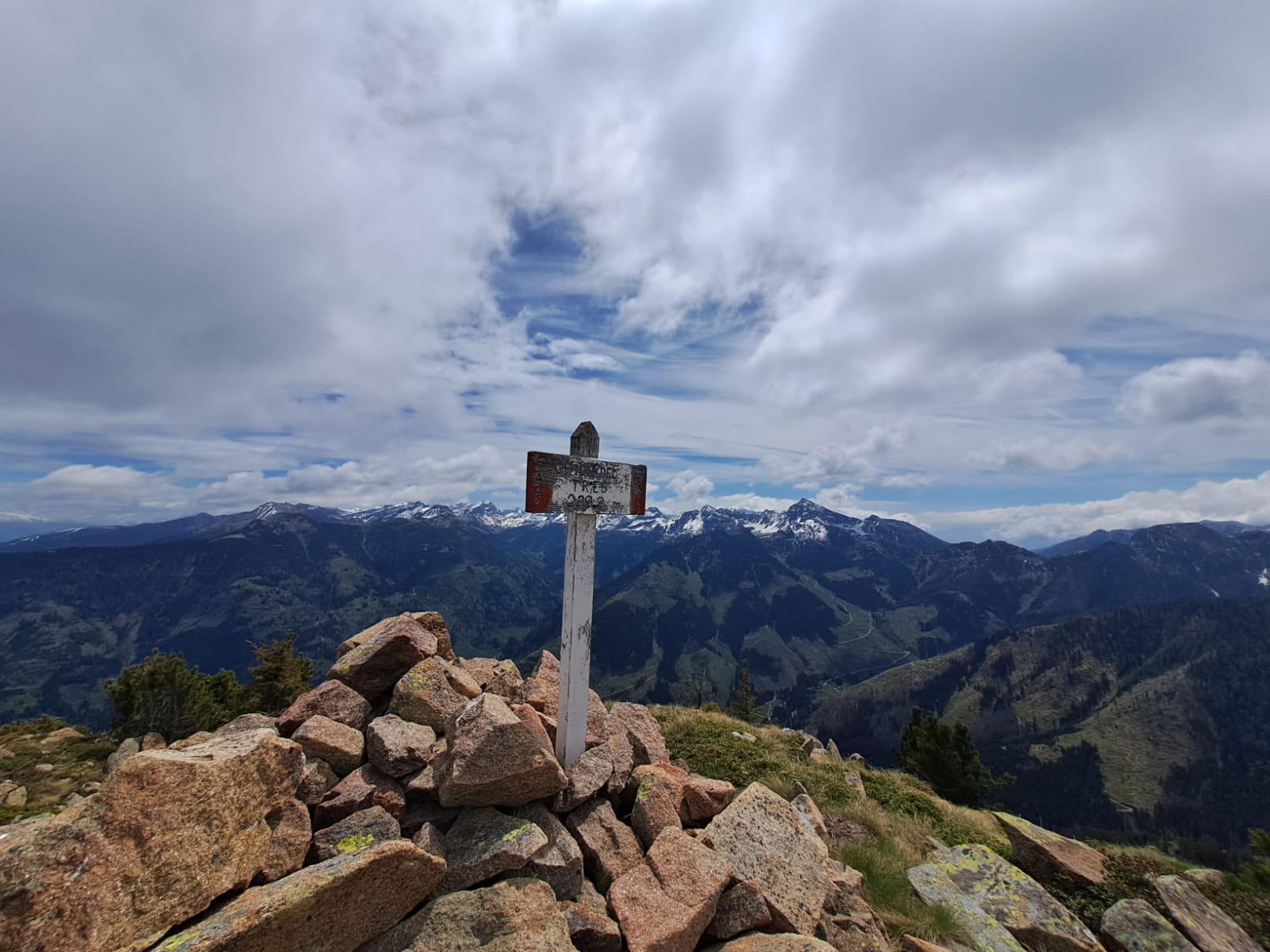 Cima panoramica con vista sulle montagne