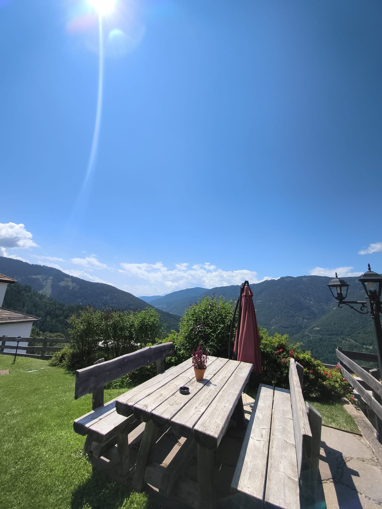 Gartentisch mit Panoramablick auf das Val di Fiemme
