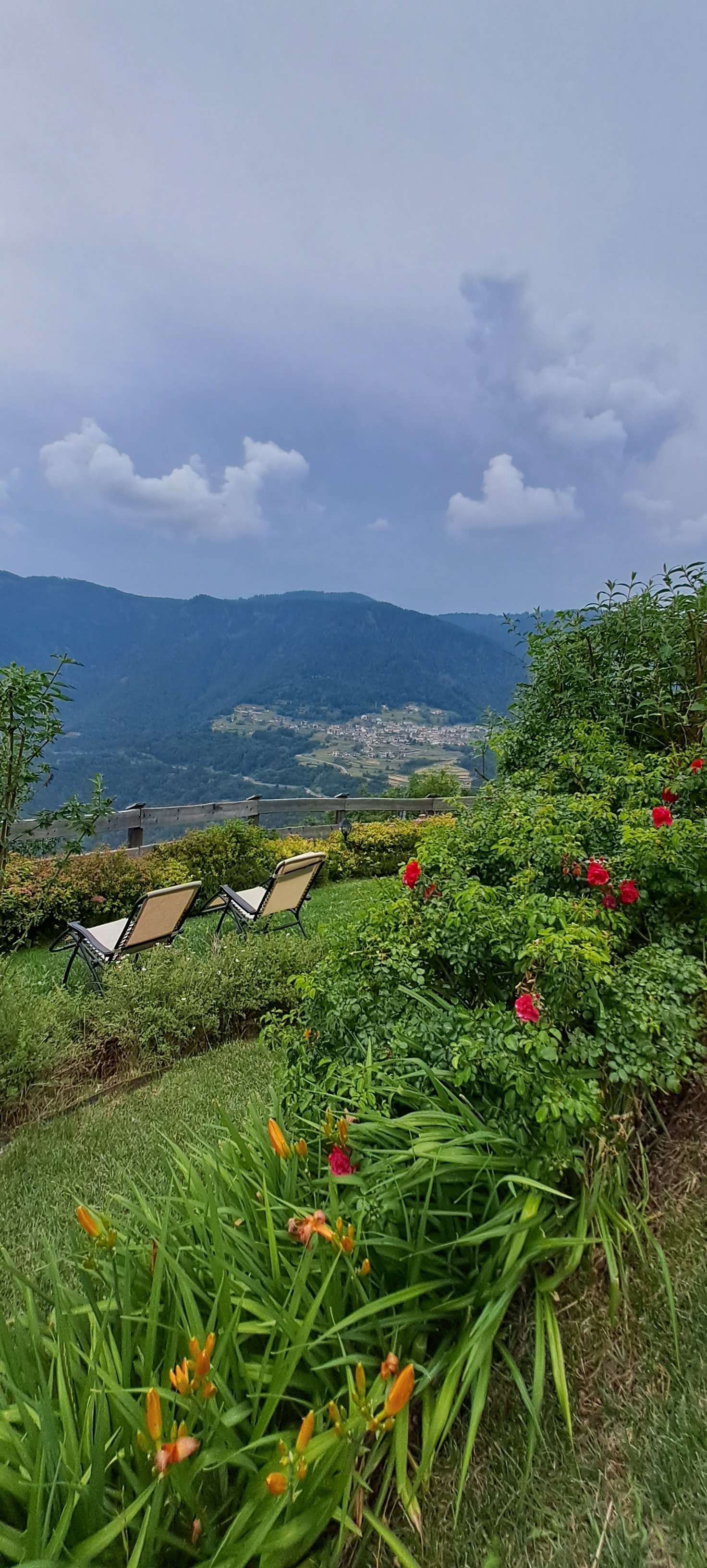 Panoramagarten mit Blumen und Talblick