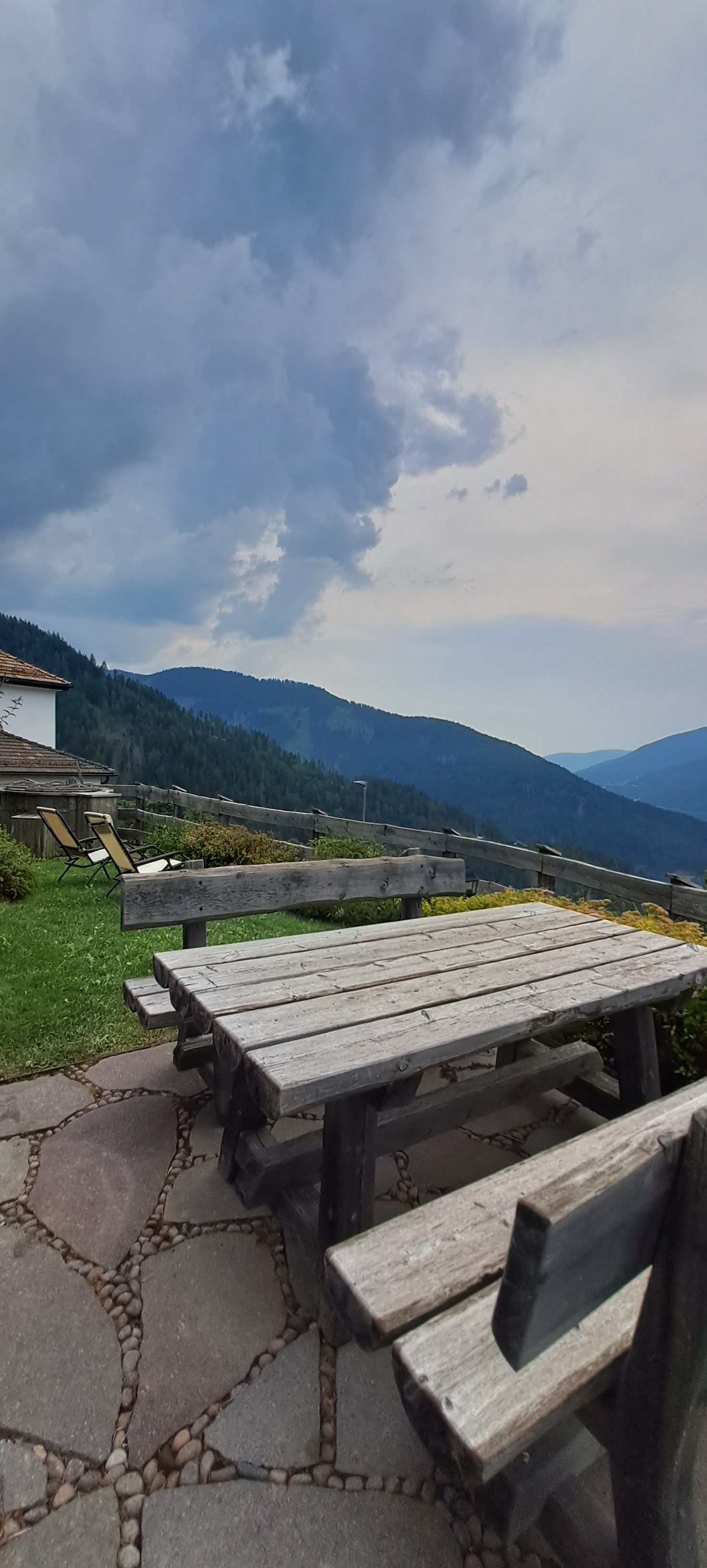 Außentisch mit Bergblick