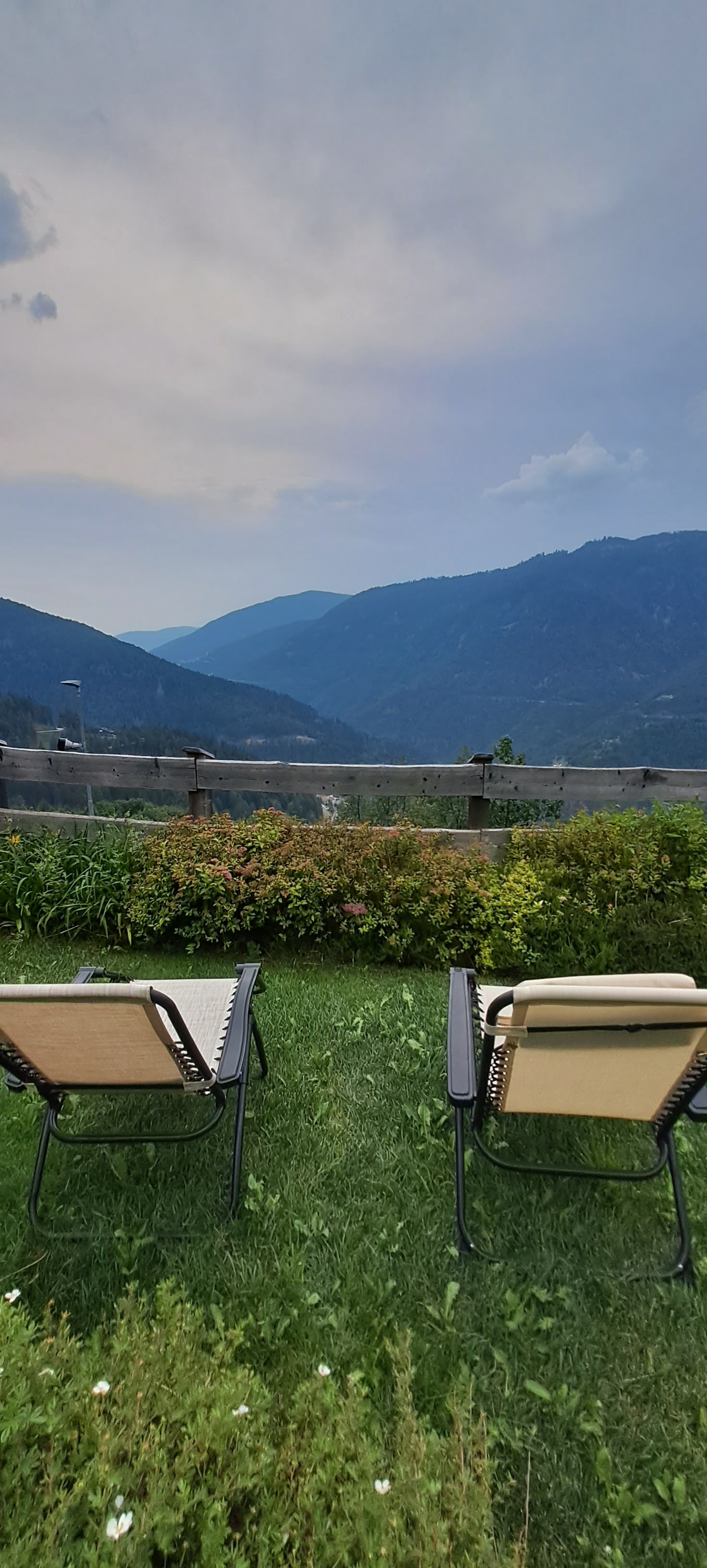 Liegestühle im Garten mit Talblick